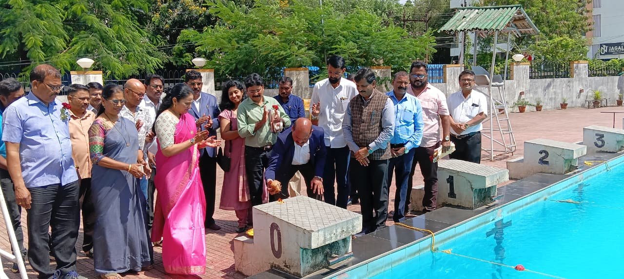 आंतर महाविद्यालयीन पोहोणे स्पर्धेच्या उद्गाहातन प्रसंगी मान्यवर